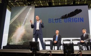 ９月１２日、米アマゾン・ドット・コムの創業者ジェフ・ベゾス氏（左）は、同氏が設立した宇宙企業ブルー・オリジンが再利用可能な重量物打ち上げロケットを開発すると発表した。昨年９月撮影。提供写真（２０１６年　ロイター）